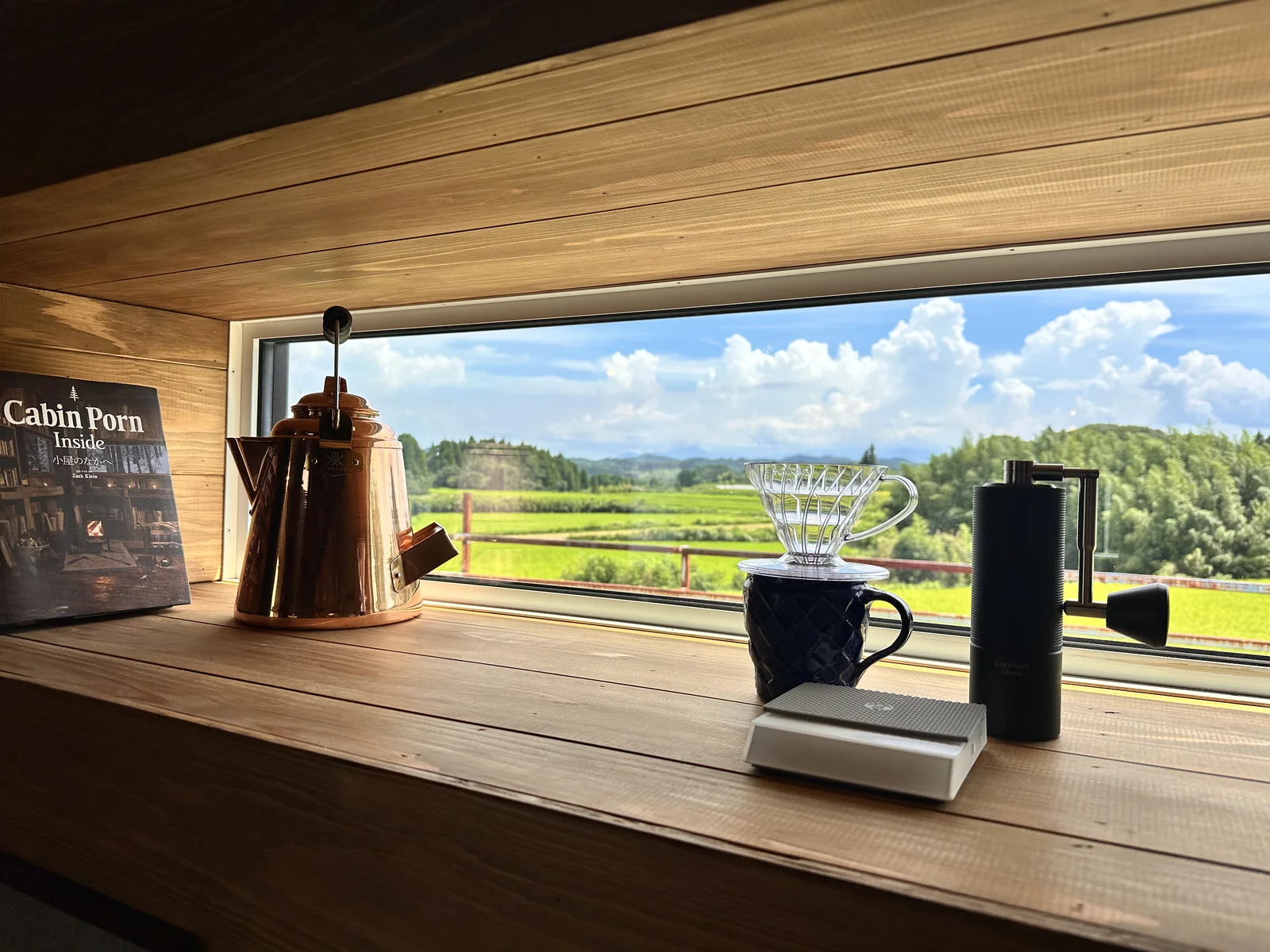 田園を望む窓辺のコーヒー道具